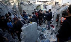 Gazze'de 'insani ara'nın bitmesinin ardından saldırıya başlayan İsrail, 14 Filistinliyi öldürdü