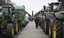 Almanya’da binlerce çiftçi traktörleriyle Pazartesi günü Berlin’de yolları kapatacak