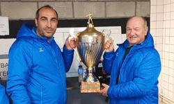 Uikhoven antrenörü Murat Yalçın yılın en başarılı antrenörü seçildi