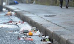 Enschede belediyesi sokağa çöp atanlara 1000 euro ceza kesmek istiyor!