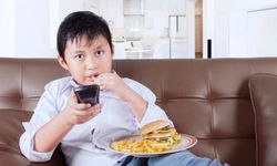 Ekran karşısında yemek yiyen çocukların obezite riski daha yüksek