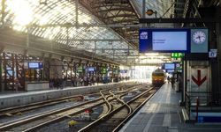 Amsterdam Centraal tren istasyonunda tüm gün seferler iptal edildi