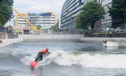 Hollanda’da bir ilk: Deniz sörfü, şehir merkezine taşındı