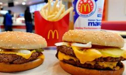 McDonald's hamburgeri yiyen 10 kişi hastaneye kaldırıldı, bir kişi hayatını kaybetti