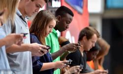 Hollanda’da uzmanlardan çağrı: 14 yaş altına akıllı telefon yasağı getirilsin