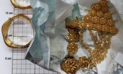 Almanya’da bir uçak yolcusu çocuk bezine sakladığı altın takılarla yakalandı