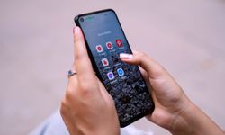 Hollanda’da çocuklara sosyal medya ve telefon kullanımı için yaş sınırı önerisi
