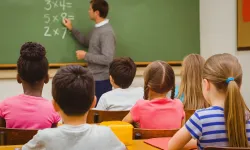 Hollanda’da yeni yasa: Oturma izni olmayan çocuklara ders veren öğretmene hapis cezası