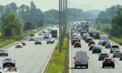 Belçika’da çoğu sürücü hala acil geçiş koridoru kuralını bilmiyor