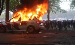 Hollanda’da göçmen karşıtı protestoda polis aracı yakıldı