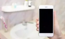 Banyoda şarja takılı iPhone’u eline alan kadın hayatını kaybetti