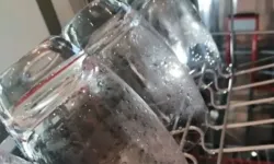 Bulaşık makinesinde matlaşan bardaklar uyarı niteliğinde olabilir