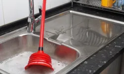 Tıkanan gideri bu basit yöntemlerle anında açabilirsiniz