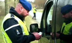 Hollanda sınır kontrollerini yeniden uzattı