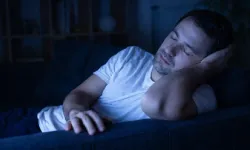 Kanepede uyuyup yatağa geçince neden uyanıyoruz?