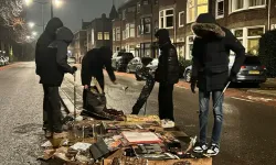 Hollanda’da yüzlerce gönüllü Müslüman genç, yılbaşı sabahı sokakları temizledi