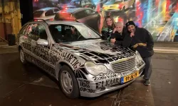 Amsterdam’da mahalleli ırkçı saldırıya uğrayan vatandaşa yeni araba aldı