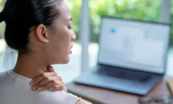 Masa başında boyun ağrısını azaltan 1 dakikalık çözüm