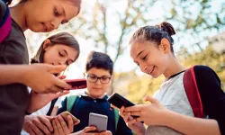 Fransa Parlamentosu 15 yaş altı için sosyal medya yasağını onayladı