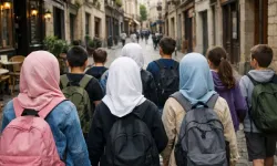 Fransa’da kız çocuklarına başörtüsü yasağı yeniden Meclis gündeminde