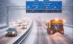 Hollanda’da otoyollar beyaza büründü: Uyarılar peş peşe geldi