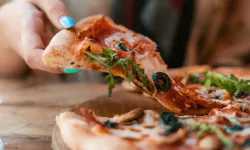 Amsterdam’da bir restoranda pizzadan hamamböceği çıktı