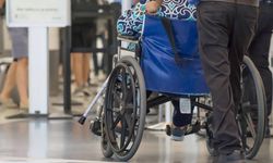 Ölen eşini tekerlekli sandalye ile uçağa bindirirken yakalandı
