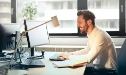 Masa başında çalışanlarda yanlış duruş 7 hastalığa yol açıyor