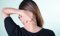 Boynunu kütletmek isterken felç geçirdi