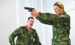 Kraliçe Máxima yedek askerlik için Hollanda ordusunda eğitim alıyor