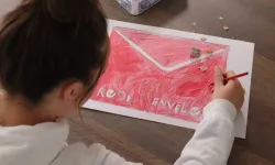 Hollanda’da çocuk yardımı skandalı mağduru gençler Rode Envelop ile adalet arıyor