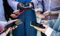 2026’nın en popüler telefonu Apple mı Samsung mu?