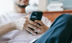 Uzun süreli telefon kullanımı boyun ve omurga sağlığını tehdit ediyor