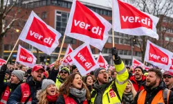 Almanya’da beş eyalette grev: Ulaşım aksadı, yüzlerce uçuş iptal edildi