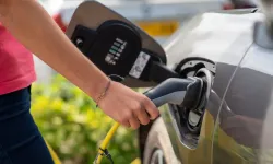 Fransa'da elektrikli araç şarj istasyonu desteği 12 bin euroya çıkarıldı