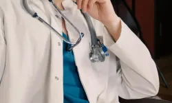 Fransa’da doktor gibi davranıp sahte rapor hazırlayan kişi tutuklandı