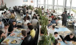 Fransa’da artık tüm öğrenciler 1 euroluk yemek uygulamasından yararlanacak