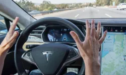 Avrupa’da bir ilk: Sürücüsüz Tesla Hollanda’da trafiğe çıktı