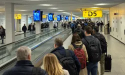 Schiphol’de yeni dijital sınır kontrolü nedeniyle uzun kuyruklar oluştu