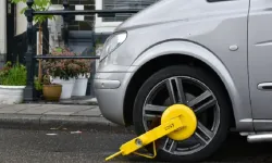 Amsterdam’da park ihlali yapan turistlerin araçlarına tekerlek kilidi geliyor