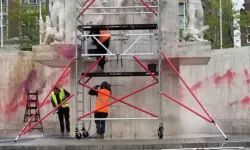Amsterdam’da Ölenleri Anma Günü’nde Ulusal Anıt boyayla tahrip edildi