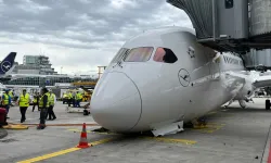 Frankfurt’ta Lufthansa uçağının burnu aniden çöktü: Yaralılar var