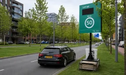 Rotterdam'da hız yapan sürücülerin plakası yol kenarındaki panolarda gösterilecek