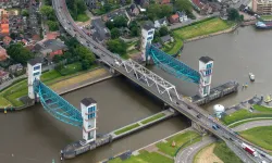 Hollanda’da günlük 47 bin aracın kullandığı Algera Köprüsü trafiğe kapatıldı