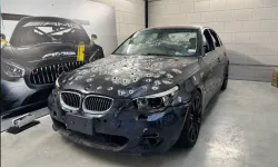 Hollanda'da üzerinde onlarca kurşun izi bulunan BMW 55 bin euroya satışa çıktı