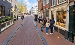 Amsterdam’da ünlü patatesçinin önündeki kuyruklar çevredeki evlerin fiyatını düşürdü