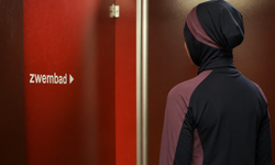 Hollanda’da burkini giydiği için saunadan çıkartılan kadın haklı bulundu