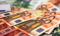 Evsiz adam bulduğu binlerce euroyu sokaktan geçenlere dağıttı