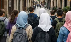 Almanya'da 14 yaş altındaki kızlara başörtüsü yasağı yeniden gündeme getirildi