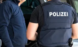 Almanya'da Türk sürücünün otomobilindeki gizli bölmeden 8 kilo altın çıktı